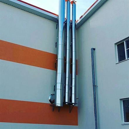 Смонтированный дымоход из нержавеющей стали на объекте — работа ТВК